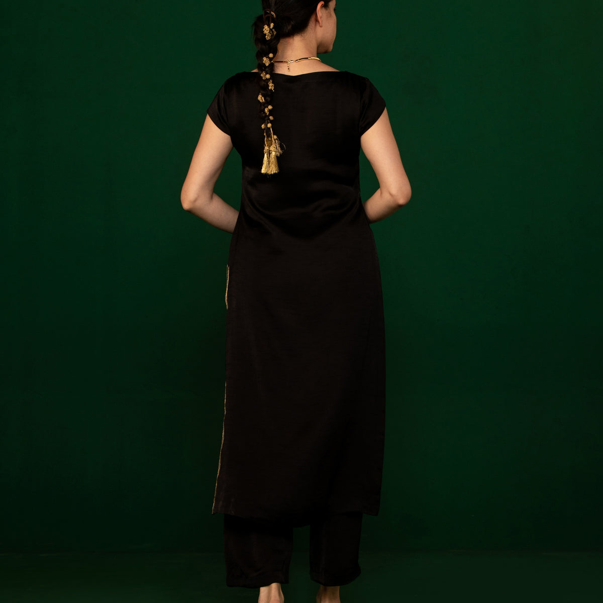 Black Solid Embroidered Zari Straight Woven Kurta