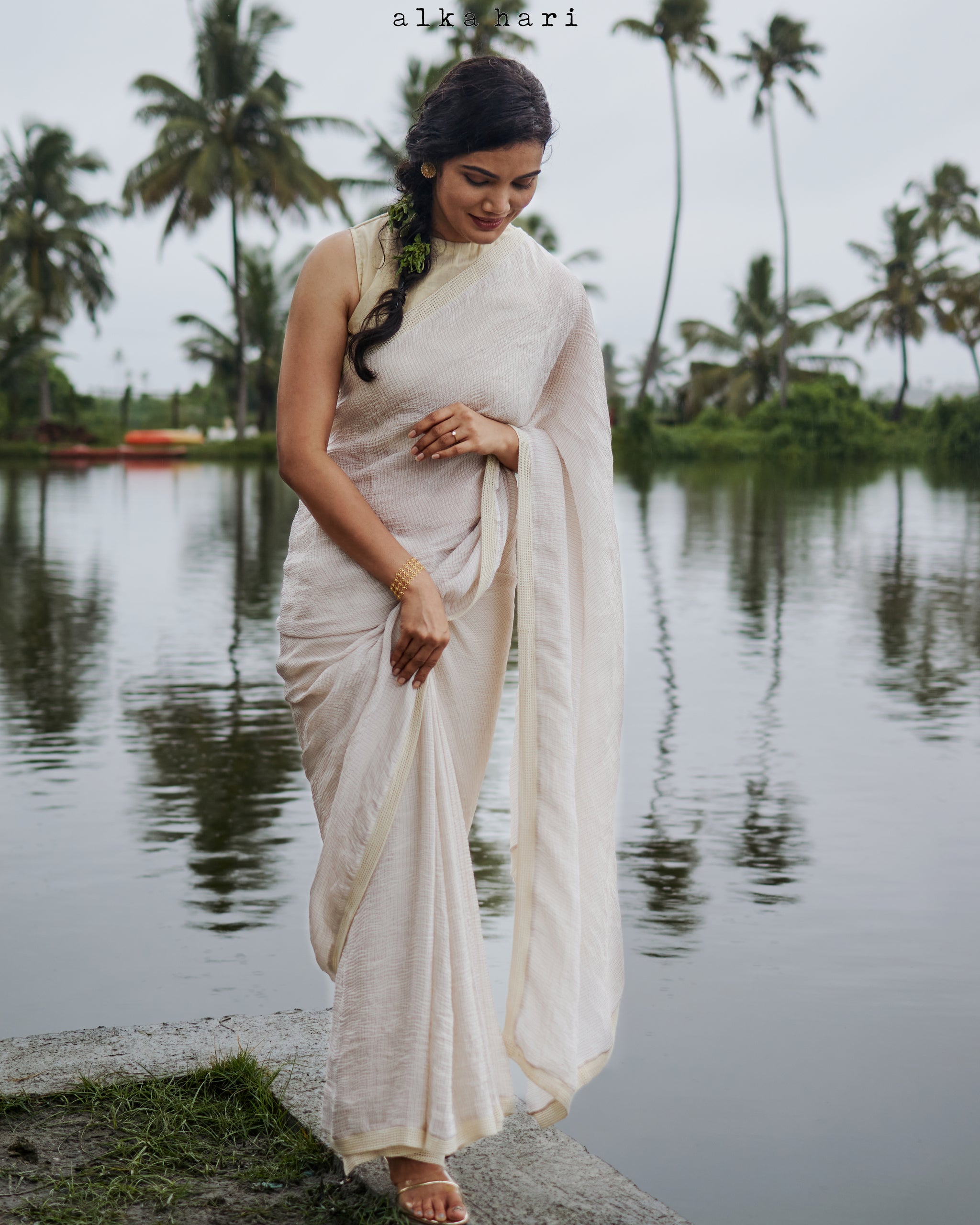 25 Best Photo Poses For Girls In Saree